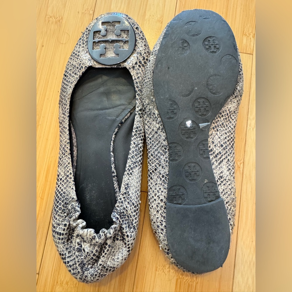 Tory Burch Black and Cream Textured Snakeskin Flats Sz 9